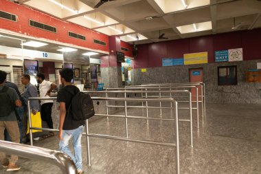 Bangalore Hindistan-3 Haziran 2019: tanımlanamayan insanlar kuyruk Bangalore tren istasyonunda bilet satın almak.