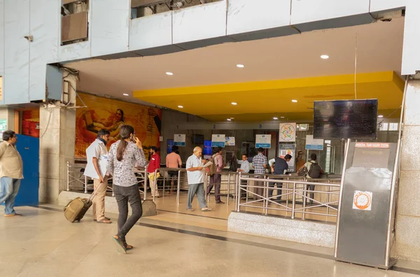 Bangalore India-június 3, 2019: azonosítatlan emberek jegyet számláló, hogy jegyet a Bangalore vasútállomás. — Stock Fotó