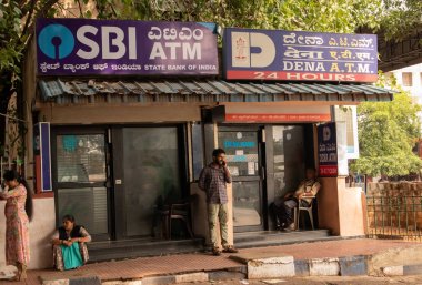 Bangalore Hindistan Haziran 3, 2019:P eople sbi ATM ve Dena banka ATM 's at Bangalore tren istasyonu önünde oturan.