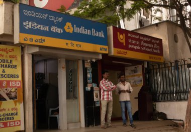 Bangalore Hindistan Haziran 3, 2019:P eople Hint banka ATM ve Punjab Ulusal Banka ATM at Bangalore tren istasyonu önünde konuşan.