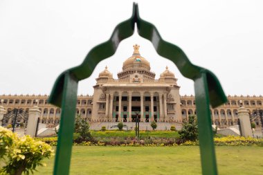 Vidhana Soudha Bangalore, Hindistan 'da bulunan Karnataka yasama meclisi koltuğu.