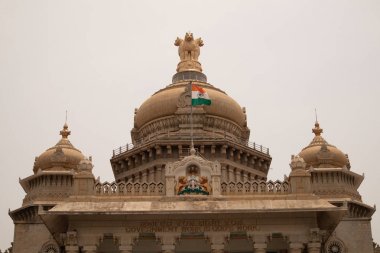 Hint bayrağı Bangaluru, Hindistan 'da Vidhana Soudha kubbesi üzerinde sallayarak