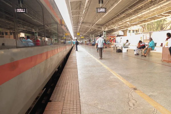 Bengaluru, Indien - 3. Juni 2019: Unbekannte warten am Bahnhof Bangalore während der Morgenstunden auf den Zug. — Stockfoto
