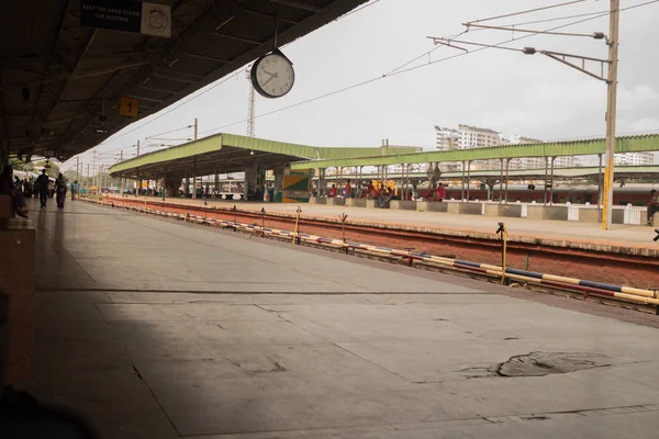 Bangalore, Hindistan-03 Haziran 2019: sabah saatinde Bangalore tren istasyonunda daha az sayıda kişi. — Stok fotoğraf