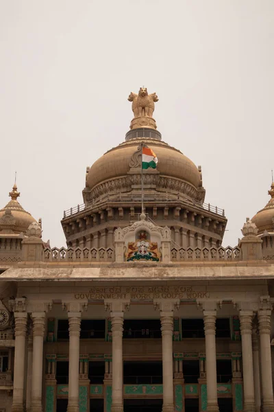 Індійський прапор махав на куполі Vidhana Soudha в Bangaluru, Індія — стокове фото