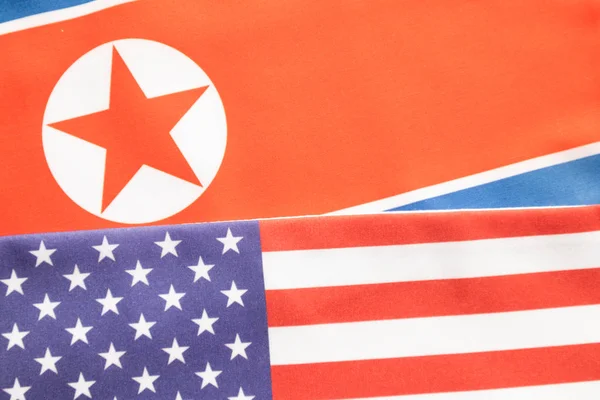 Концепція двосторонніх відносин США та Північної Кореї з прапором — стокове фото