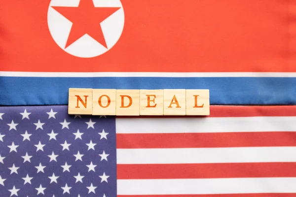 Concept de relations bilatérales des Etats-Unis et de la Corée du Nord montrant avec drapeau et Nodeal en lettres moulées en bois — Photo