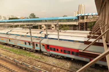 Tren İstasyonu Bengaluru demiryolu pistinde ayakta trenler yığını havadan görünümü