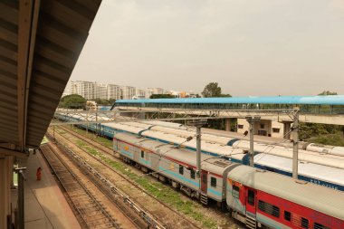 Bangalore Hindistan Haziran 3, 2019: tren istasyonunda tren pistinde ayakta trenler yığını havadan görünümü Bengaluru