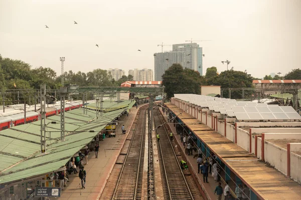BANGALORE INDIA 3 de junio de 2019: Vista aérea de pasajeros a la espera de tren y trabajadores limpiando la vía férrea en la estación Bengaluru —  Fotos de Stock