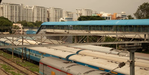 Luchtfoto van de stapel treinen die zich op het spoor bevinden op station Bengaluru — Stockfoto