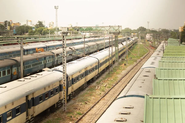 BANGALORE INDIA 3 de junio de 2019: Vista aérea de la pila de trenes de pie en la vía férrea en la estación de tren Bengaluru —  Fotos de Stock