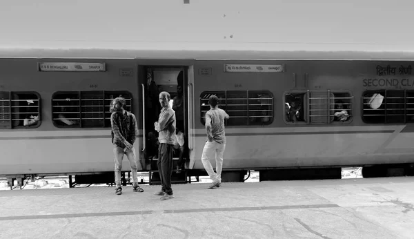 BANGALORE INDIA kesäkuu 3, 2019: Musta ja valkoinen kuva ihmisistä junan ulkopuolella odottamassa junan liikkumista — kuvapankkivalokuva