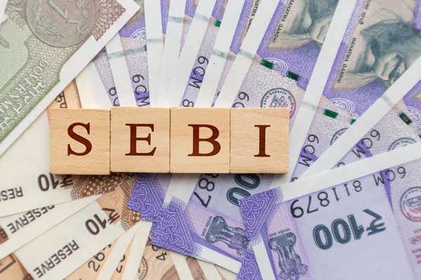 Hint Para birimi üzerinde ahşap blok harflerle Sebi.