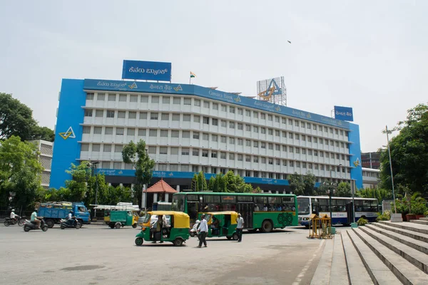 Μπανγκαλόρ, Ινδία, 4 Ιουνίου 2019: μεγάλη τράπεζα Canara Bank κοντά σε κύκλο εταιρειών με βαριά κίνηση. — Φωτογραφία Αρχείου