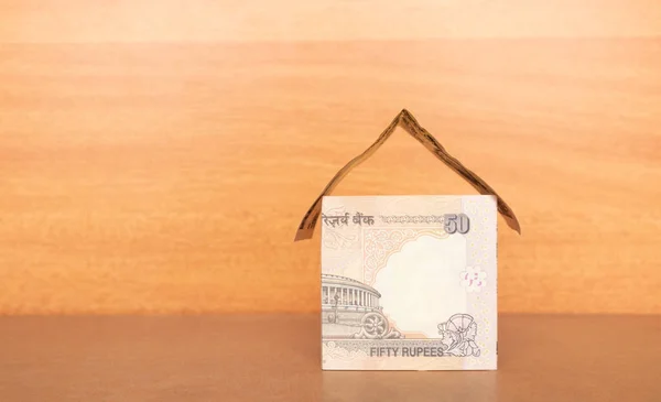 Dom wykonany z indyjskiego waluty z kopią przestrzeni, koncepcja budowy domu z pieniędzmi. — Zdjęcie stockowe