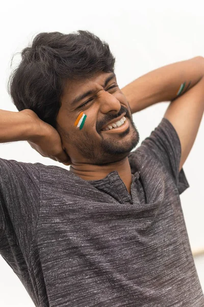 Porträt eines jungen fröhlichen indischen männlichen Cricket-Fans auf isoliertem Hintergrund — Stockfoto