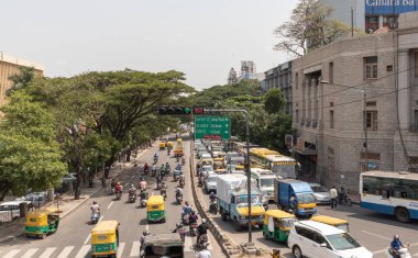 Bangalore, Karnataka Hindistan-Haziran 04 2019 : Bengaluru, Hindistan Belediyesi yakınlarında hareket halindeki araçla Yeşil trafik ışığının veya sinyalin havadan görünümü