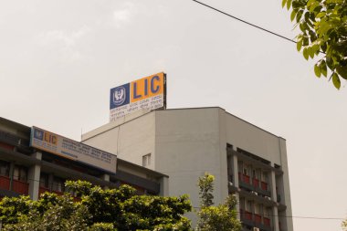 Bangalore, Karnataka Hindistan-Haziran 04 2019 : Hindistan'ın Bengalore kasabası yakınlarındaki binanın tepesinde lic veya hayat sigortası şirketi.