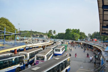 Bangalore Hindistan Haziran 3, 2019: Sabah majestic olarak bilinen Kempegowda Otobüs İstasyonu'nda Otobüs Yığını.