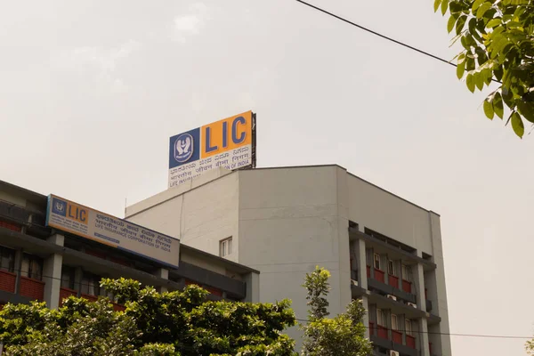 Bangalore, Karnataka India-június 04 2019: LIC vagy életbiztosító Corporation indiai Bill Board tetején az épület közelében városháza Bengalore, India. — Stock Fotó