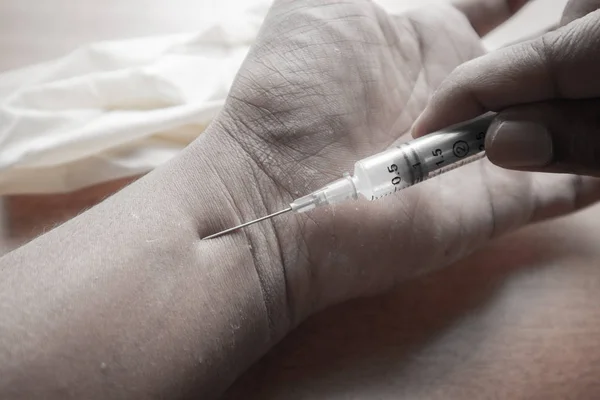 Closeup keze a kábítószer injekciós fecskendőt a kezét. — Stock Fotó