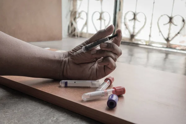 Închiderea mâinii narcotistului care injectează seringa în mână . — Fotografie, imagine de stoc