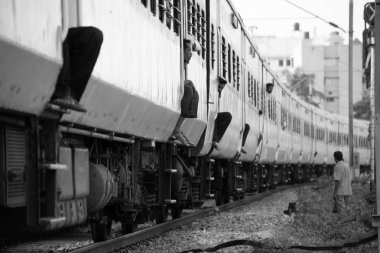 Bangalore Hindistan 1 Haziran 2019 :Bengaluru'da hareketli trenin merdiven basamaklarının kenarında oturalı koltukların boşolmaması nedeniyle tek renkli görüntü