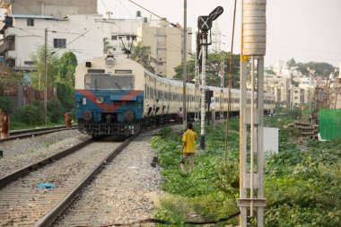 Bangalore Hindistan 1 Haziran 2019 :Bengaluru'da hareketli trenin merdiven basamaklarının kenarında oturalı koltukların boşolmaması nedeniyle tek renkli görüntü