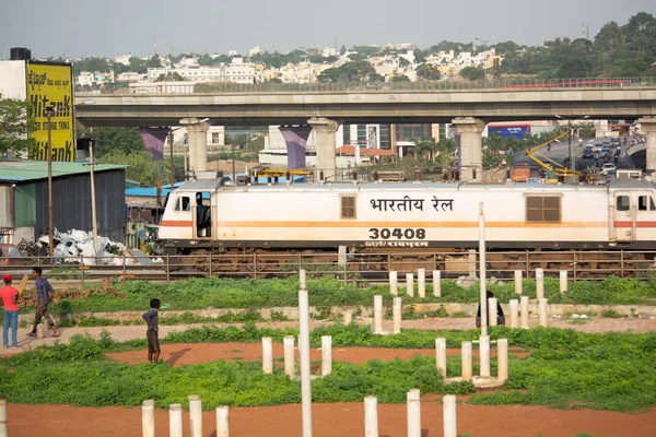 BANGALORE INDIA 1 de junho de 2019: Comboio se movendo no meio da cidade em Bengaluru . — Fotografia de Stock