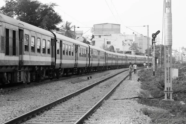 Bangalore india 1. juni 2019: monochromes bild von menschen, die am rand der treppe eines fahrenden zuges in bengaluru stehen, weil es keine sitze gibt — Stockfoto