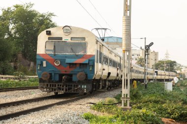 Bangalore India 1 Haziran 2019 : Bengaluru şehrin ortasında hareket eden tren.