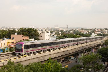 Bangalore, Karnataka Hindistan-Haziran 01 2019 : Vijaya Nagara yakınlarındaki köprüde hareket eden Aerial View Bengaluru metrosu, Bengaluru, Hindistan