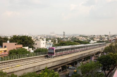 Bangalore, Karnataka Hindistan-Haziran 01 2019 : Vijaya Nagara yakınlarındaki köprüde hareket eden Aerial View Bengaluru metrosu, Bengaluru, Hindistan