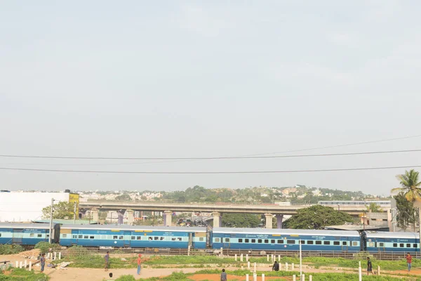 BANGALORE INDIA 1 de junio de 2019: Tren en movimiento en el centro de la ciudad de Bengaluru . —  Fotos de Stock