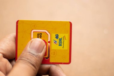 Maski, Hindistan - 18 Haziran 2019 : Yeni Bsnl 4g Sim'i elinde tutan eller.