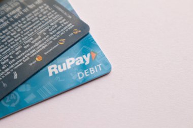 Maski, Hindistan - 18 Haziran 2019 : İzole arka planda Rupay banka kartları.