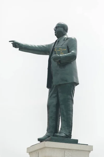 Bangalore, indien - 2. juni 2019: statue von dr. b.r. bhimrao ambedkar hält indische Verfassung in bangalore, karnataka. — Stockfoto