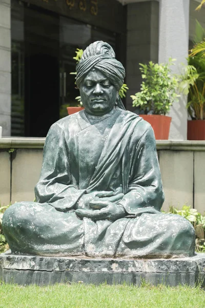 Bangalore, India - 2 de junio de 2019: Meditar la estatua o la postura escultórica de Swami Vivekananda en Bengaluru , —  Fotos de Stock