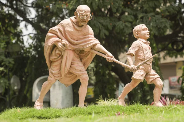 Bangalore, Hindistan, 4 Haziran 2019 : Mahatma Gandhi ve çocuk heykeli, Mahatma Gandi'nin sopasını bengaluru'da tutarak hareket eden çocuk, Hindistan. — Stok fotoğraf