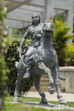 Bangalore, Hindistan, 4 Haziran 2019 : Kraliçe Kittur Rani Chennamma'nın Bengaluru' da at üzerine heykeli, Karnataka, Hindistan.