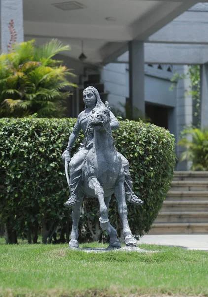 Бангалор, Індія, 4 червня, 2019: скульптура королеви Кіттур рані Chennamma на коні в Bengaluru, Карнатака, Індія. — стокове фото