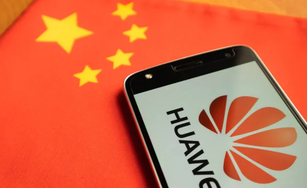 Bangalore, India, June 4, 2019 : Huawei Logo in Mobile on chinese flag. — Stock Photo, Image