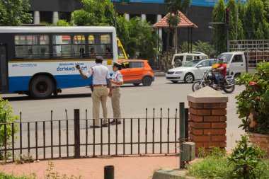 Bangalore, Karnataka Hindistan-04 Haziran 2019 :Bengalore'de belediye binası çemberi ve Belediye trafik polisinin yakınında trafik hareketli.