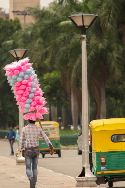 Bangalore, Karnataka Índia-junho 04 2019: Vendedor de rua vendendo algodão doce ou bombay mithai ou panju mittai doce Em indiano perto de Vidhana Soudha, Bengaluru, Índia . — Fotografia de Stock