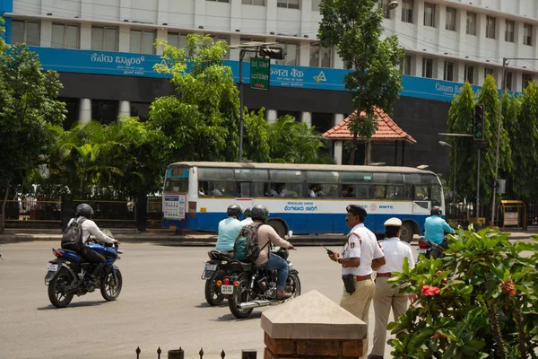 Μπανγκαλόρ, Καρνάτακα Ινδία-Ιούνιος 04 2019: κυκλοφορία στην πόλη του Μπανγκαλόρ κοντά στο Δημαρχείο, Μπανγκαλόρ, Ινδία. — Φωτογραφία Αρχείου