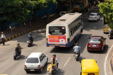 Bangalore, Karnataka Hindistan-04 Haziran 2019 :Belediye binası yakınındaki Bengaluru şehir trafiğinin havadan görünümü, Bengaluru, Hindistan.