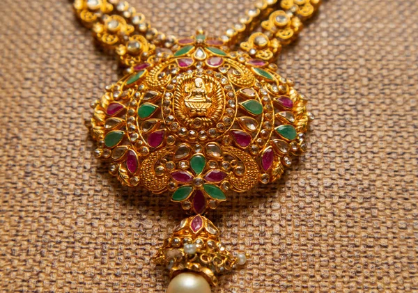 Oro Guttapusalu collar con piedras preciosas una joyería tradicional de la boda de la India sobre fondo texturizado de madera . —  Fotos de Stock