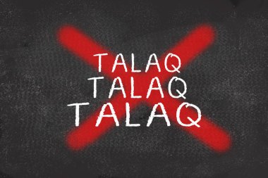 Üçlü talaq metin siyah tahta üzerinde kırmızı çapraz işareti ile Üçlü Talaq yasağı gösteren kavramı.