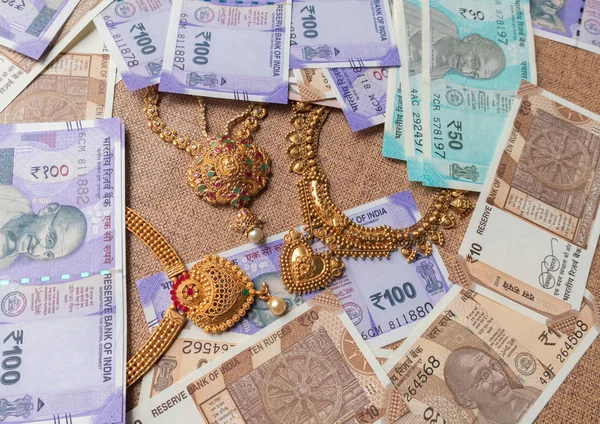 Concept d'argent noir, raid informatique, confisqué ou non comptabilisé Argent montrant des billets en monnaie indienne avec des bijoux — Photo